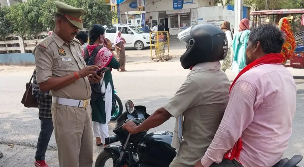 उत्तर प्रदेश में पीछे बैठी सवारी के बिना हेलमेट पर ई-चालान