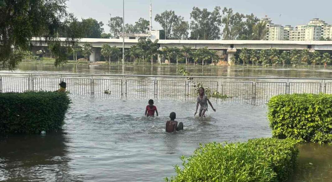 लखनऊ में गोमती नदी का जलस्तर घटा