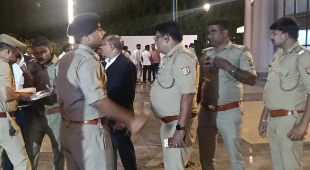 लखनऊ के होटल में युवती की मौत के मामले की जांच करती पुलिस