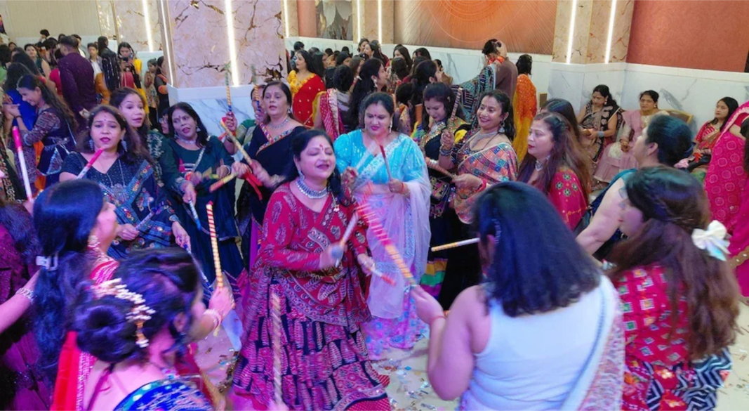 लखनऊ में नवरात्रि के दौरान गरबा और डांडिया करते लोग