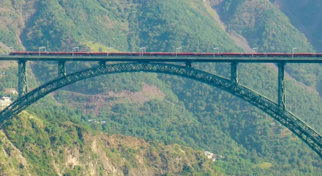 Vande Bharat Express Chenab Bridge को 100 kmph की रफ्तार से पार करते हुए