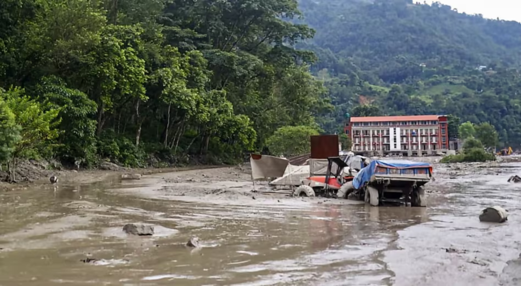 नेपाल-तिब्बत सीमा क्षेत्र में भीषण फ्लैश फ्लड का दृश्य