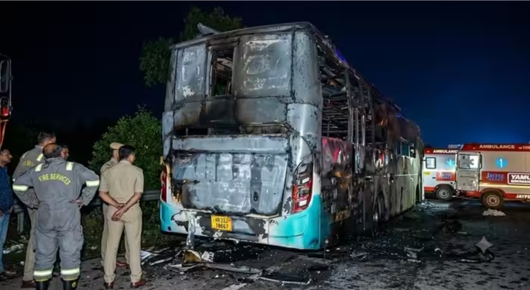 यमुना एक्सप्रेसवे पर आग की चपेट में आई स्लीपर बस