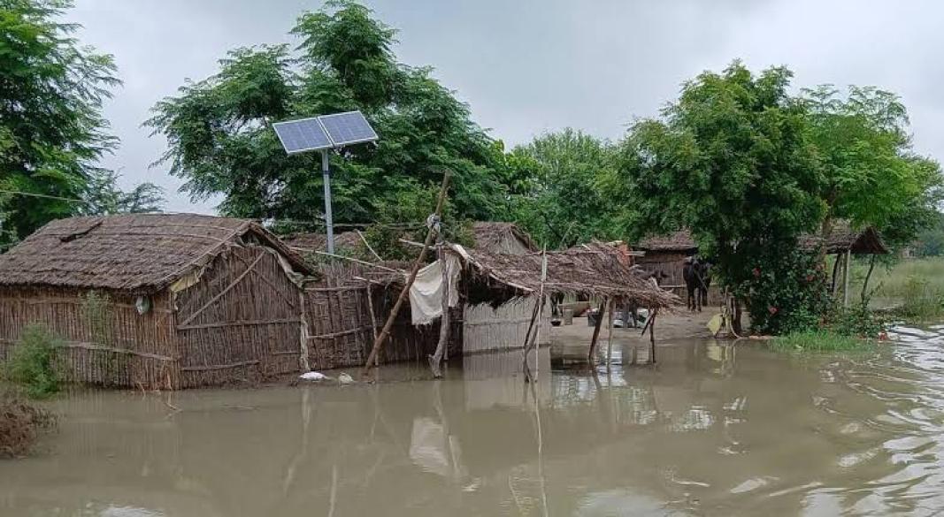 बिहार के भागलपुर जिले के राघोपुर में गंगा नदी के कटाव से बजरंगबली मंदिर और पांच घरों को हुए नुकसान की खबर