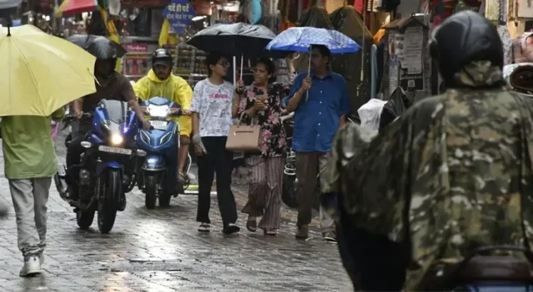 UP Weather Today: लखनऊ समेत उत्तर प्रदेश में बारिश और बादल