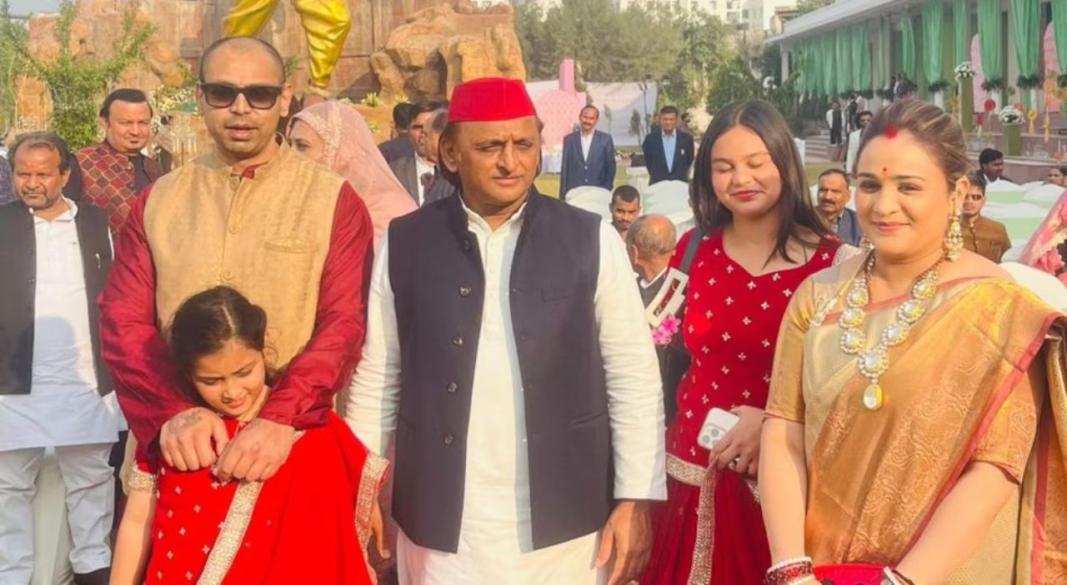 सैफई में दिखी यादव परिवार की एकता!