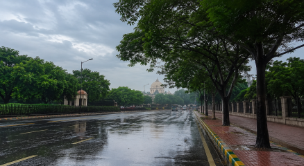 उत्तर प्रदेश में मौसम बदला, 30 जिलों में बारिश और वज्रपात का IMD अलर्ट