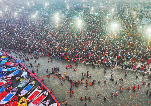 Lakhs of people took a dip on the first day of Maha Kumbh 2025