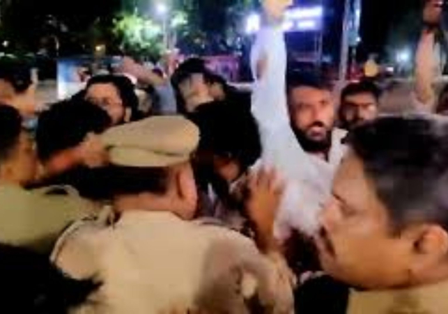 ABVP कार्यकर्ताओं ने किया प्रदर्शन