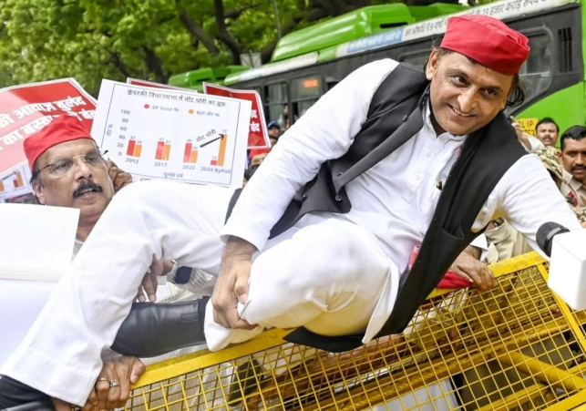 बैरिकेडिंग पर चढ़े अखिलेश यादव
